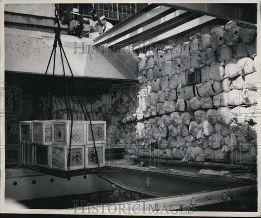 1944 Press Photo American Red Cross food loaded to ship for POWs in Europe