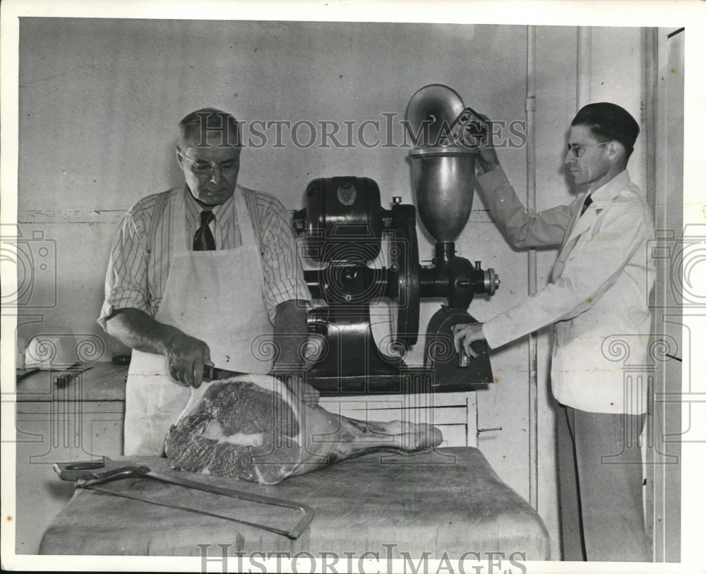 1941 Press Photo Milton Taber & CT Fenton at meat processing in a market