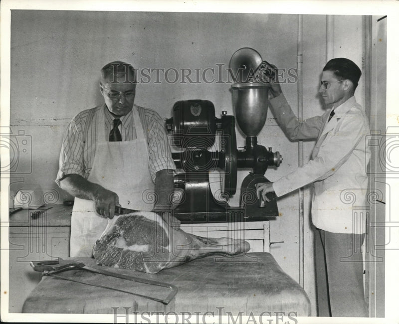 Load image into Gallery viewer, 1941 Press Photo Milton Taber &amp; CT Fenton at meat processing in a market
