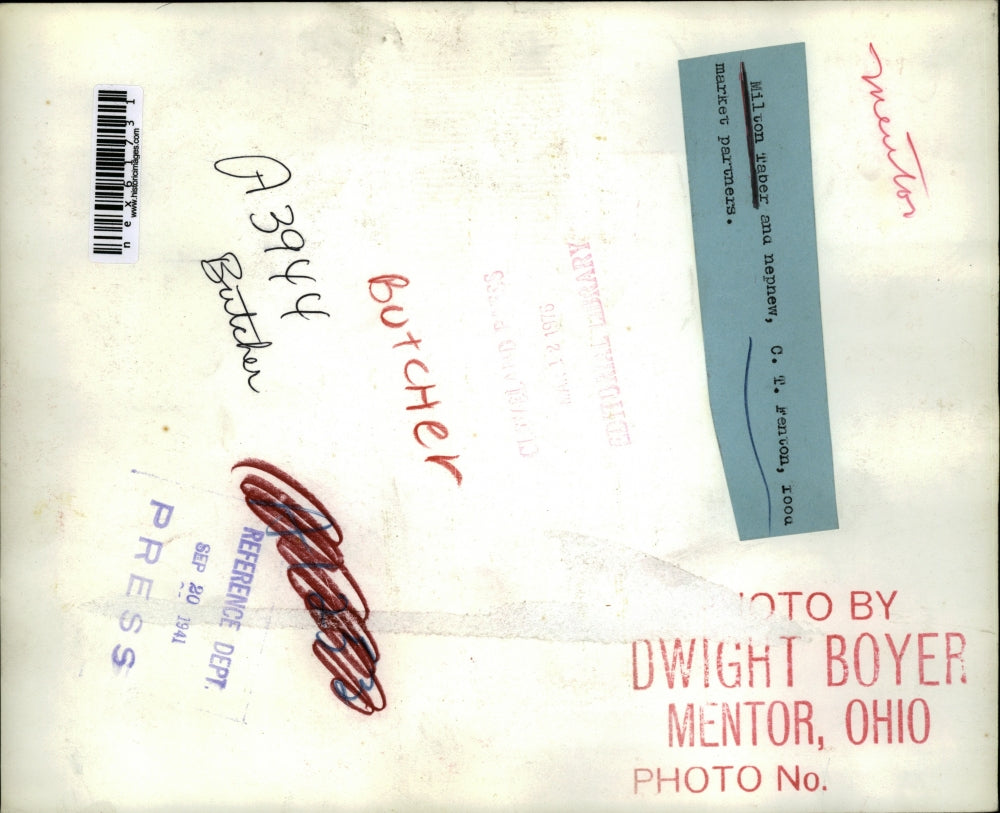 1941 Press Photo Milton Taber & CT Fenton at meat processing in a market