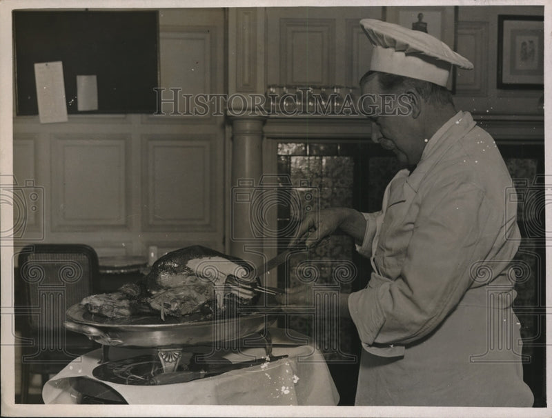 Load image into Gallery viewer, 1937 Press Photo Charlie Brown chef carving a turkey
