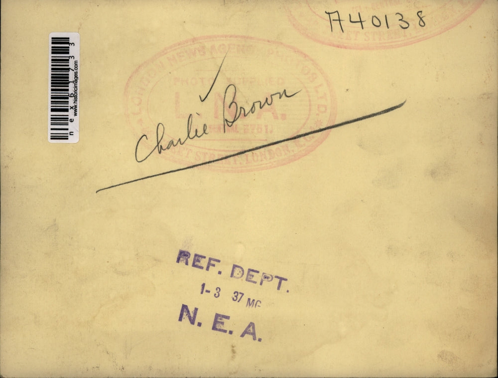 1937 Press Photo Charlie Brown chef carving a turkey