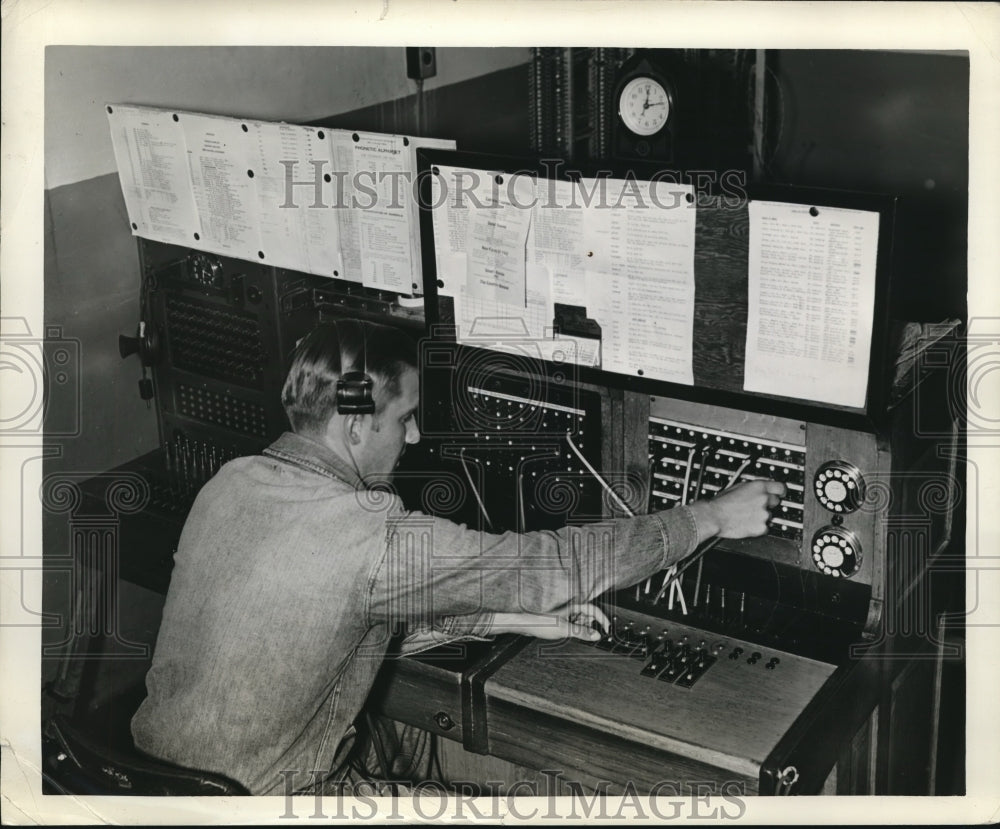 1939 Press Photo Swithboard Operator - nex61740