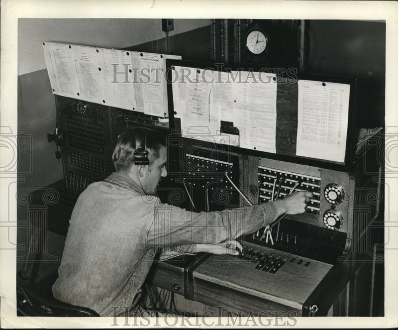 Load image into Gallery viewer, 1939 Press Photo Swithboard Operator - nex61740

