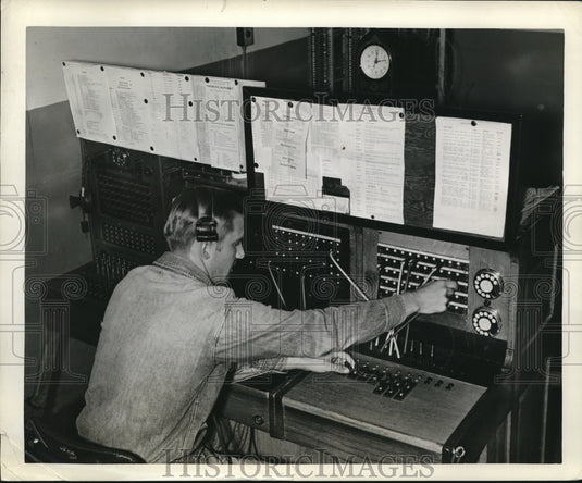 1939 Press Photo Swithboard Operator - nex61740