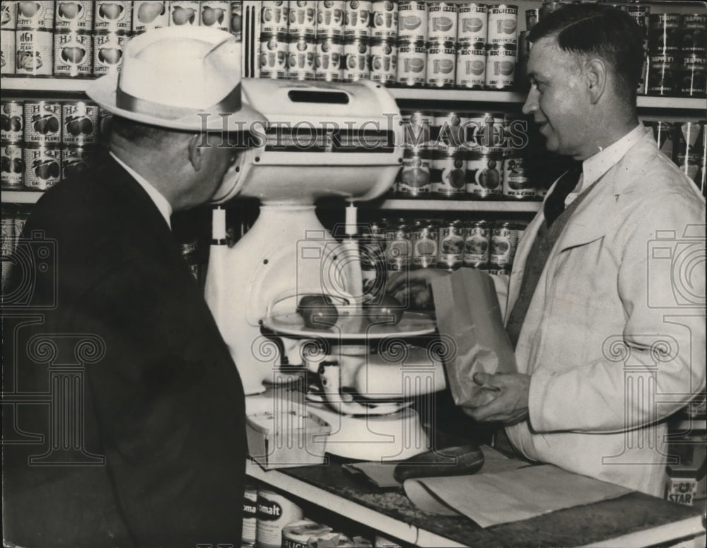 1941 Press Photo Independence Mo mayor Sermon & grocer at his shop