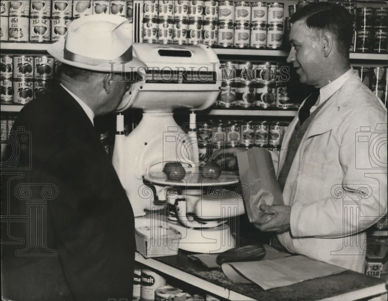Load image into Gallery viewer, 1941 Press Photo Independence Mo mayor Sermon &amp; grocer at his shop
