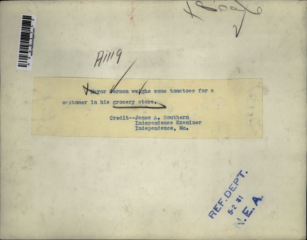 1941 Press Photo Independence Mo mayor Sermon & grocer at his shop