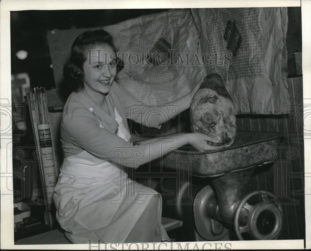 1943 Press Photo Hildegarde puts a ham thru a meat grinder