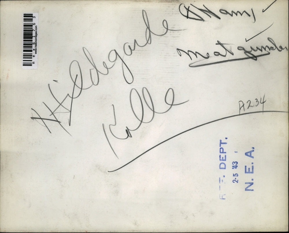 1943 Press Photo Hildegarde puts a ham thru a meat grinder