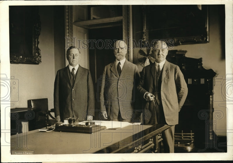 Load image into Gallery viewer, 1923 Press Photo Sec Hughes, Commissioners CB Warren &amp; JB Payne
