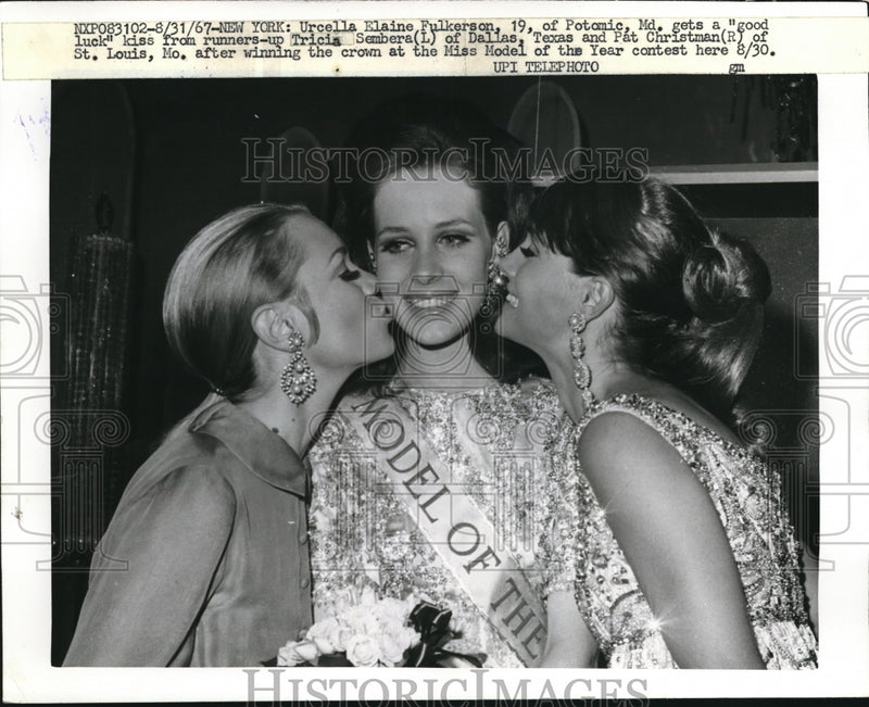 Load image into Gallery viewer, 1967 Press Photo NYC Urcella E Fulkerson, Miss Model of Yar, T Sembera,Christman
