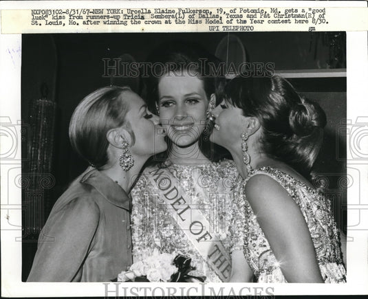 1967 Press Photo NYC Urcella E Fulkerson, Miss Model of Yar, T Sembera,Christman