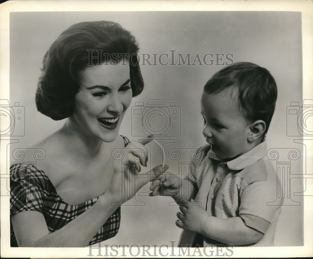 1958 Press Photo Johnson and Johnson's major improvement in cotton swab