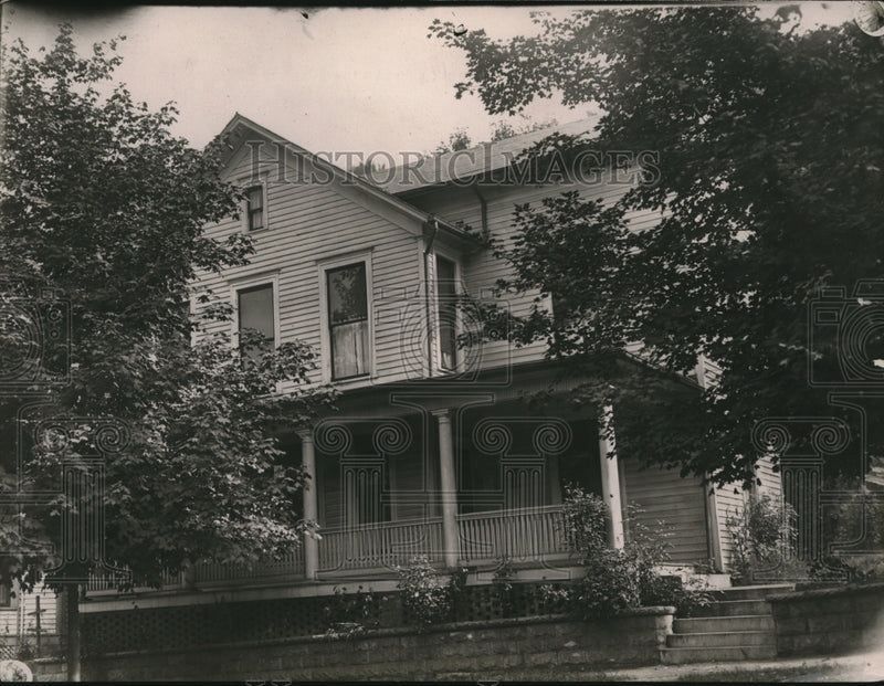 Load image into Gallery viewer, 1922 Press Photo Mrs Kraus house in Pomeroy attached by creditors
