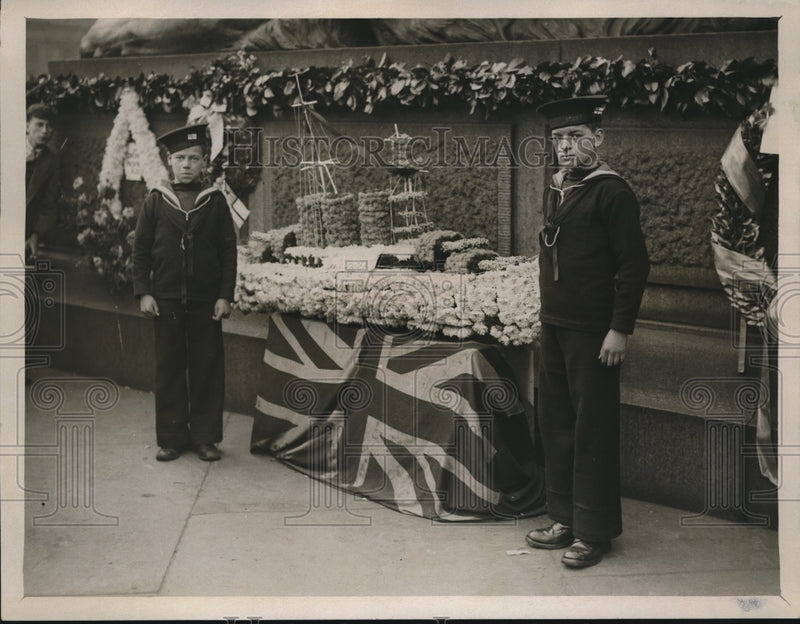 Load image into Gallery viewer, 1929 Press Photo Trafalgar Day at Nelson's Column memorial in London
