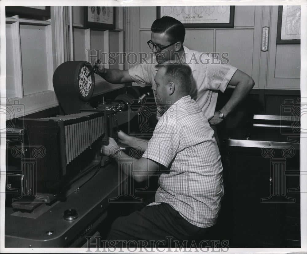 1955 Press Photo Caterpillar Co Roy Beasimer & Bill Cronk examine steel