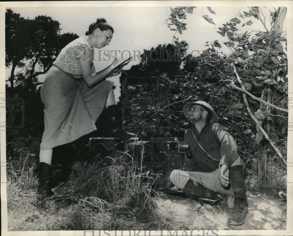 1938 Press Photo KABC Correspondent Doris McLain Interview Private W.L. Saunders