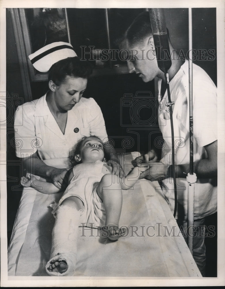 1948 Press Photo Dr & nurse give a child a blood transfusion
