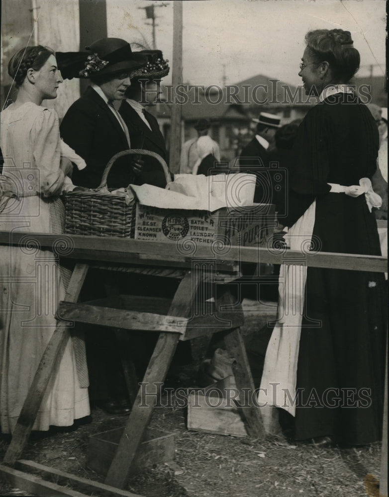 1923 Press Photo Los Angeles California, Mrs Dogliaw selling in open market