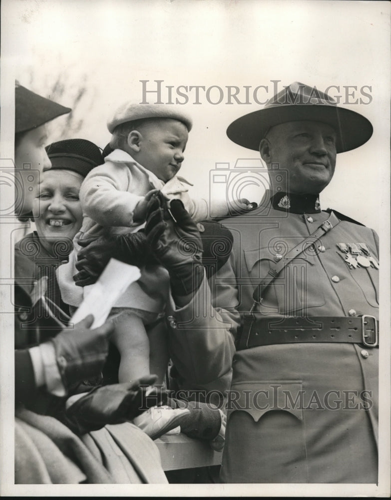 Load image into Gallery viewer, 1939 Press Photo Young Canadian hold on an Ottawaw Policeman
