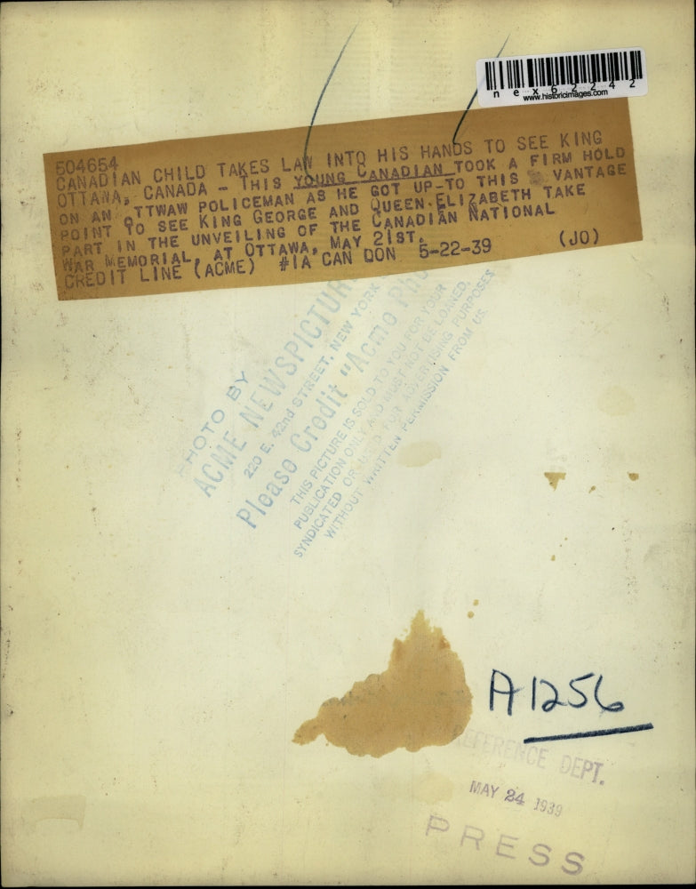 1939 Press Photo Young Canadian hold on an Ottawaw Policeman