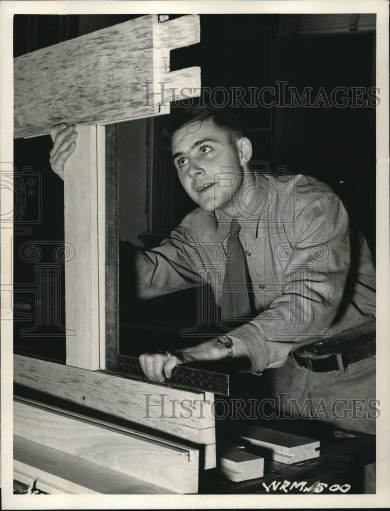 1942 Press Photo Army tradesman trained by Defense Dept in carpentry in Canada