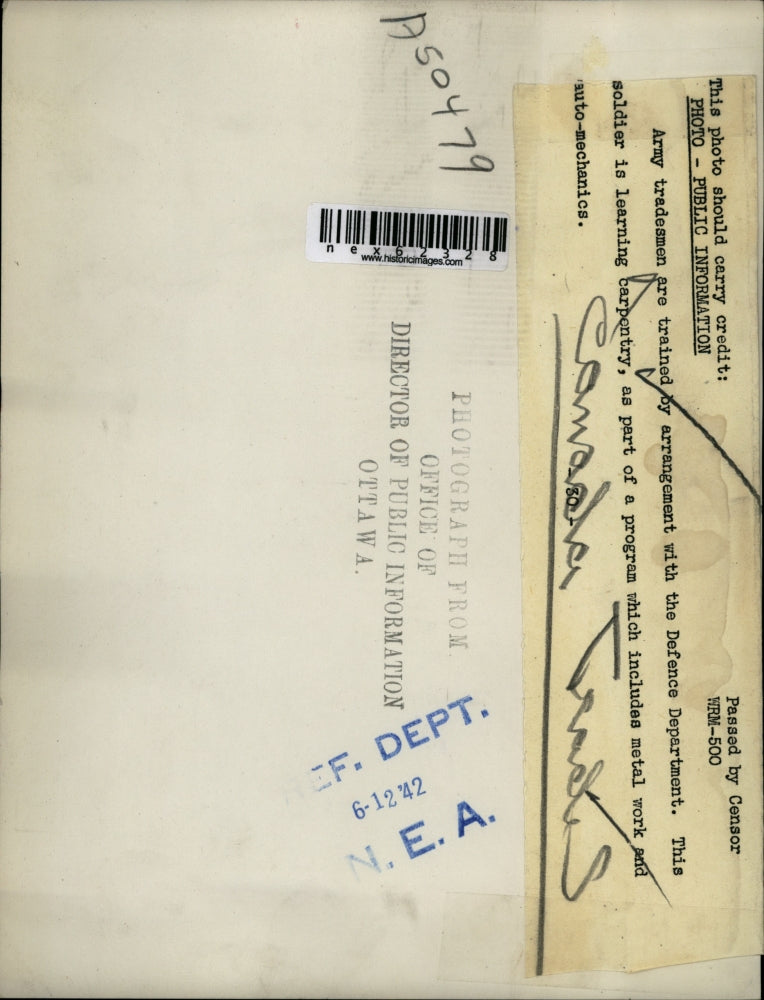 1942 Press Photo Army tradesman trained by Defense Dept in carpentry in Canada