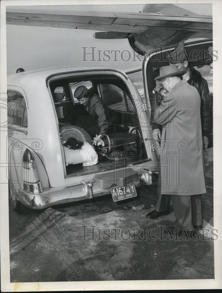 1953 Press Photo Iron Lung Polio Victim Alice Pelley in Transport Ambulance