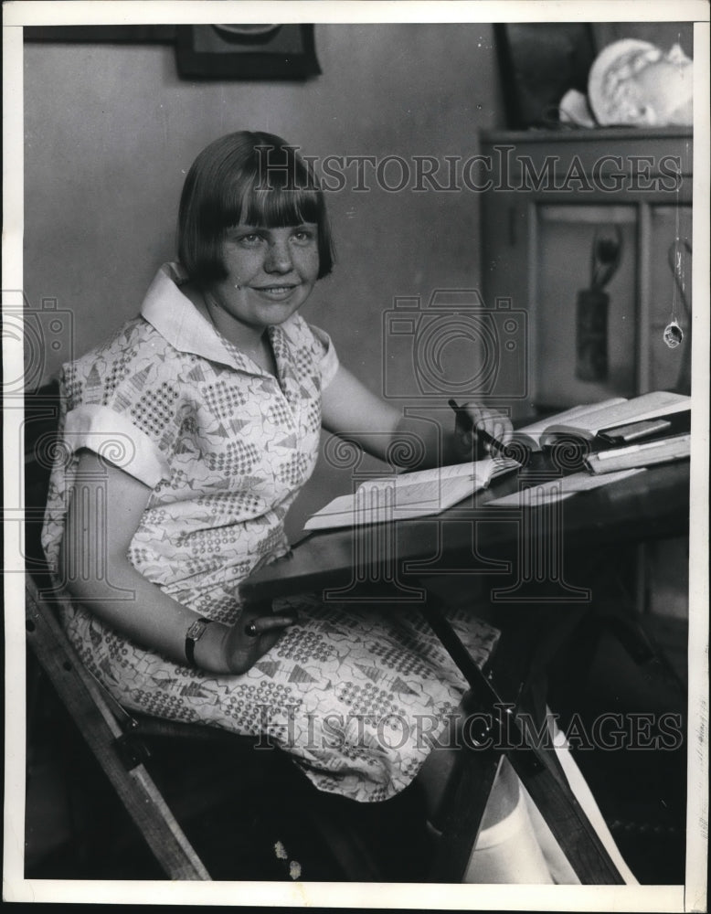Load image into Gallery viewer, 1934 Press Photo Child Prodigy Ellen Elizabeth Benson at Barnard College
