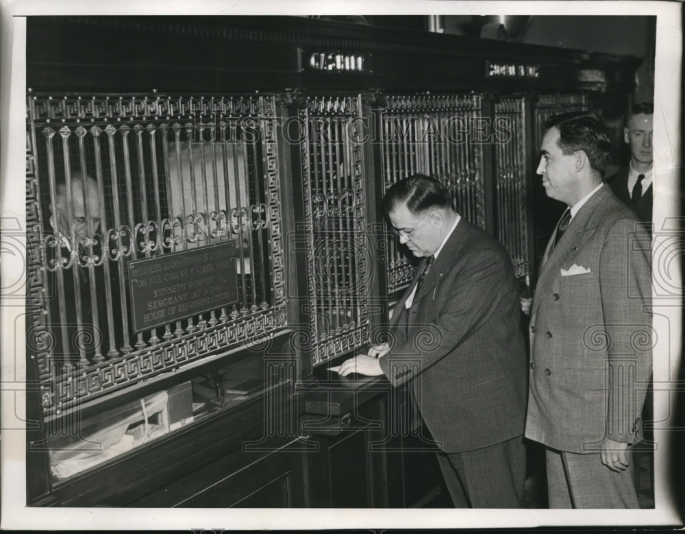 1947 Press Photo Washington DC, House Bank Bert Faugmeyer(behind cage) with