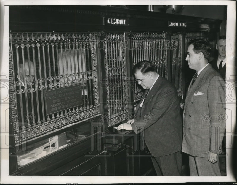 Load image into Gallery viewer, 1947 Press Photo Washington DC, House Bank Bert Faugmeyer(behind cage) with
