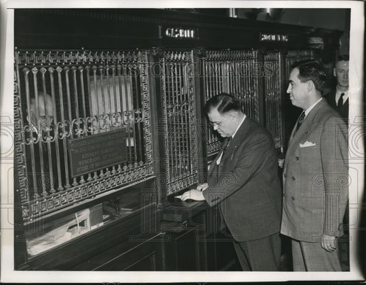 1947 Press Photo Washington DC, House Bank Bert Faugmeyer(behind cage) with