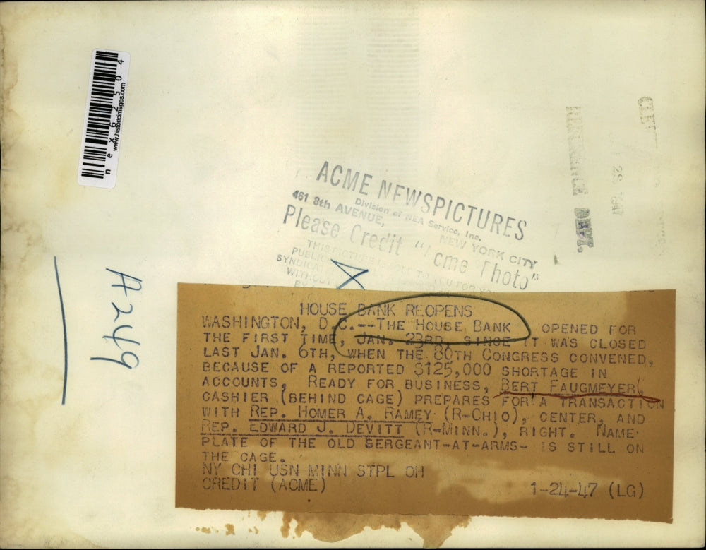 1947 Press Photo Washington DC, House Bank Bert Faugmeyer(behind cage) with