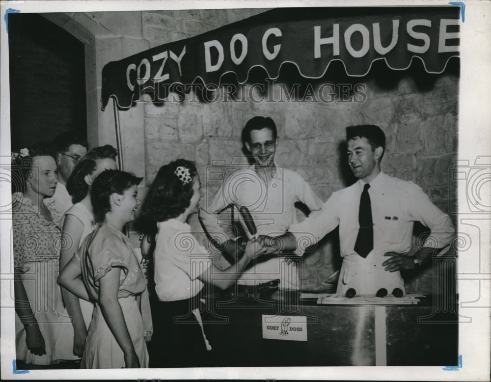 1946 Press Photo Veterans Serve Customers at "Cozy Dog House" Hot Dog Stand