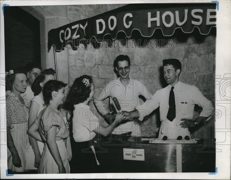 Load image into Gallery viewer, 1946 Press Photo Veterans Serve Customers at "Cozy Dog House" Hot Dog Stand
