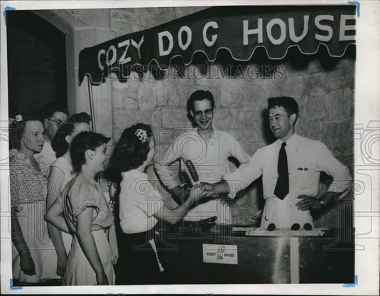 1946 Press Photo Veterans Serve Customers at "Cozy Dog House" Hot Dog Stand