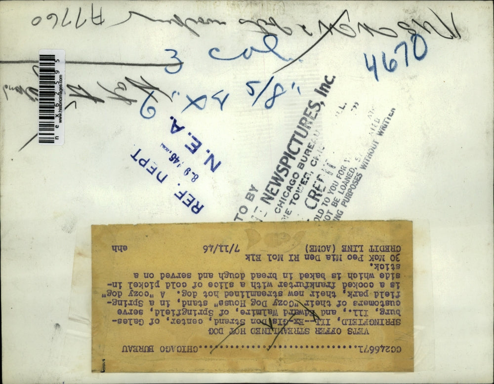 1946 Press Photo Veterans Serve Customers at "Cozy Dog House" Hot Dog Stand