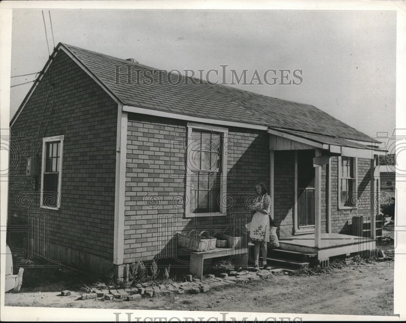 Load image into Gallery viewer, 1945 Press Photo Age 16 Joe Ann Bowman's Grocery Store, Troy Ohio
