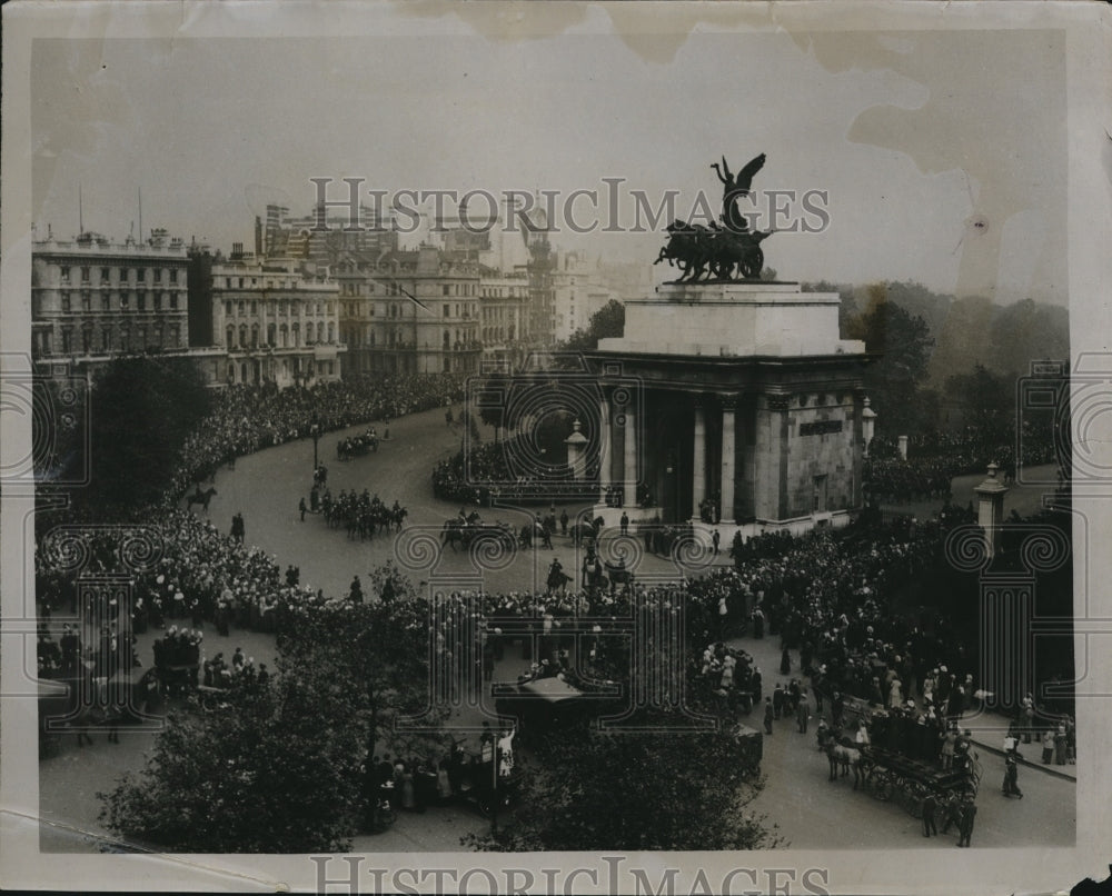 1920 Press Photo Prince of Wales Greeted by Royal Family Arch of Victory London