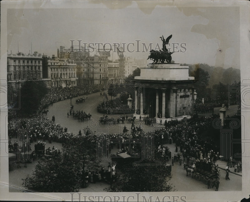Load image into Gallery viewer, 1920 Press Photo Prince of Wales Greeted by Royal Family Arch of Victory London
