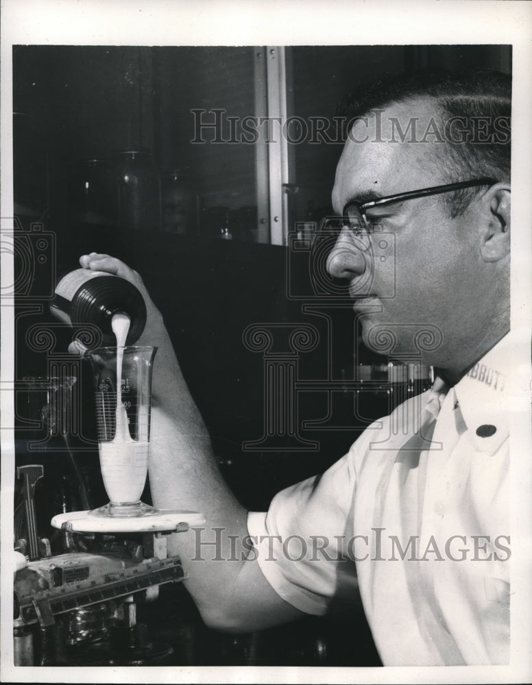 1957 Press Photo North Chicago, J Lynch, Pharmacist Abbot Labs