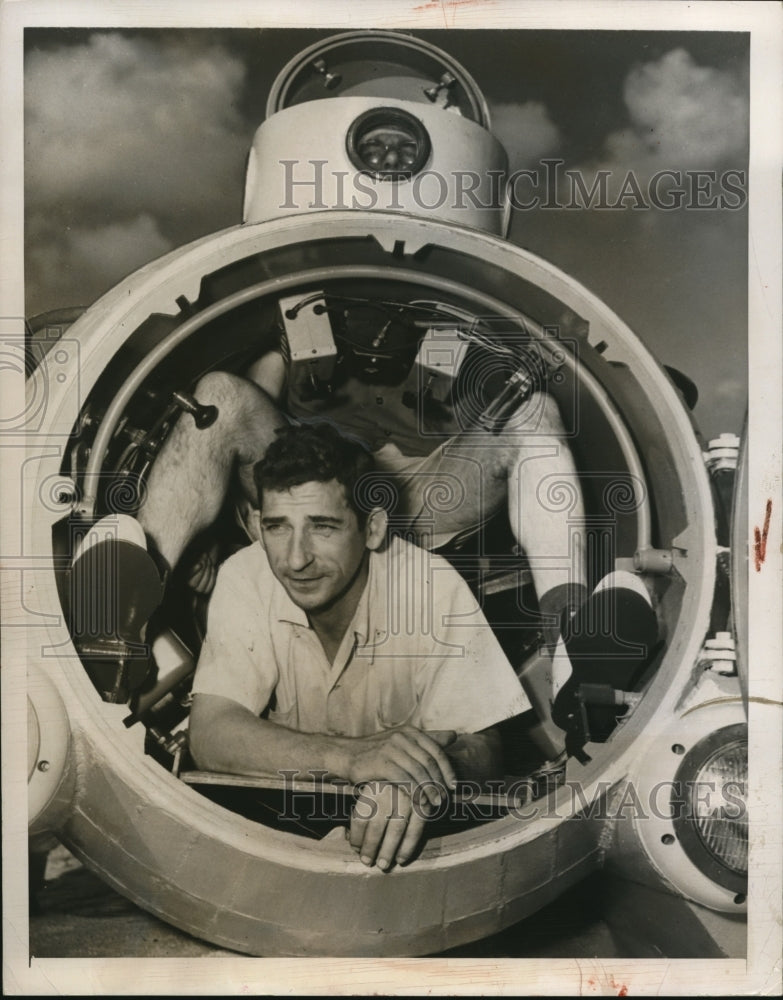 Load image into Gallery viewer, 1950 Press Photo Orville Sodders and Halley Hamlin in 2-Man Submarine, Florida
