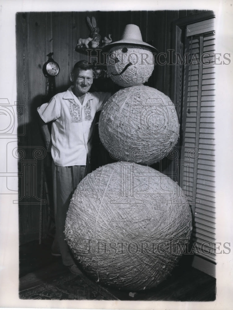 Load image into Gallery viewer, 1959 Press Photo Arthur Flanders &amp; String Snowman, St. Petersburg Florida
