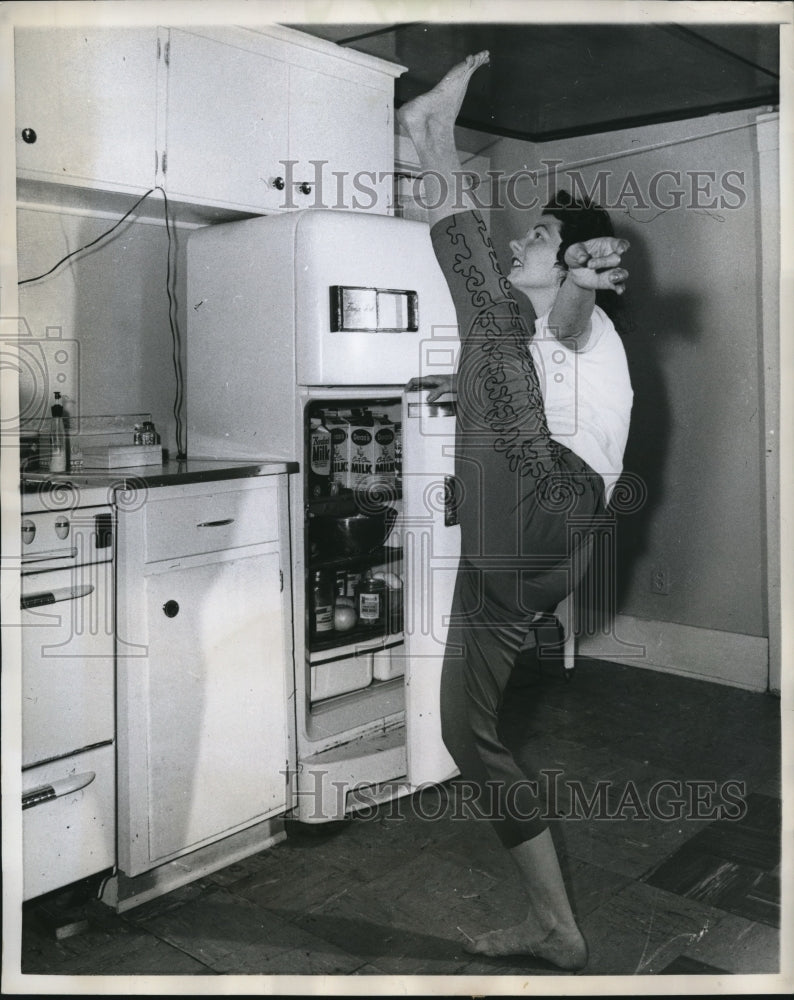 1960 Press Photo Florence Leighton dancer storkeeper in Oakley Wis