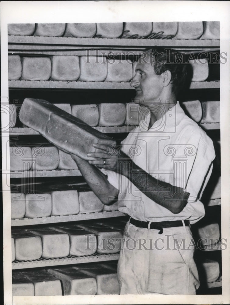 1946 Press Photo An employee of the Freihoffer Plant pile some loaves