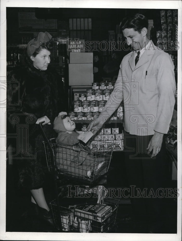 Load image into Gallery viewer, 1943 Press Photo 11 month old Dale Walters &amp; his mother as they grocer
