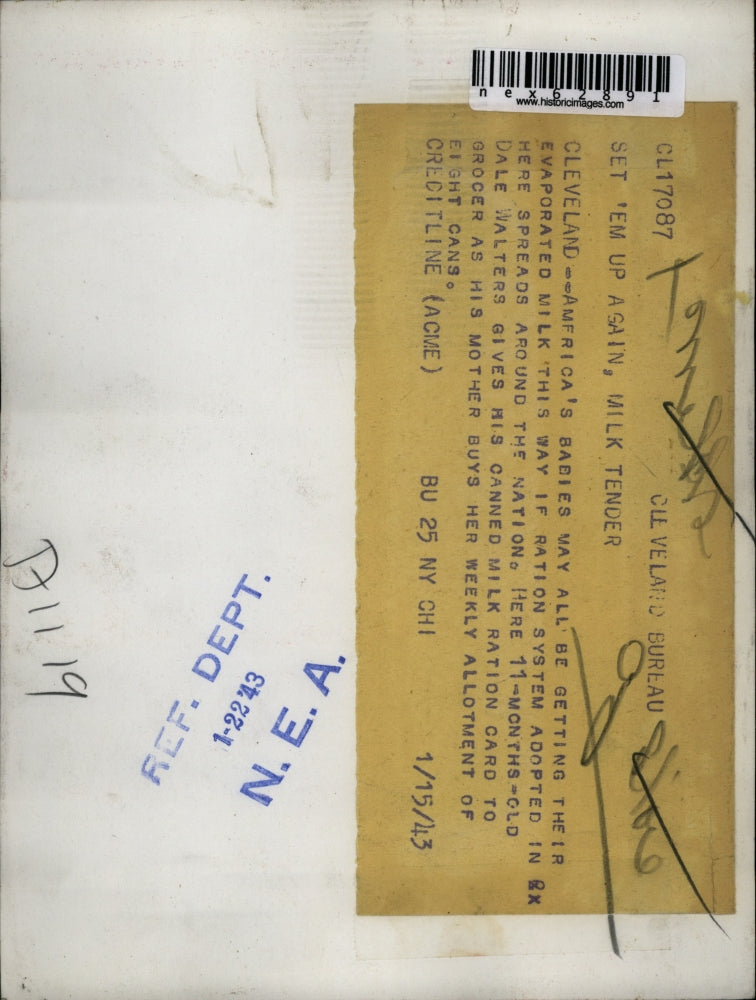 1943 Press Photo 11 month old Dale Walters & his mother as they grocer