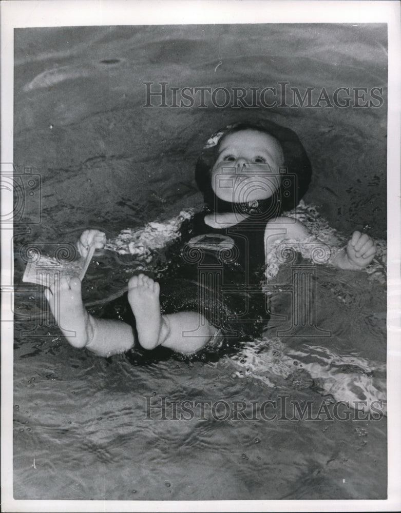 1952 Press Photo London England Carolyn Keen 15 months floats in a pool