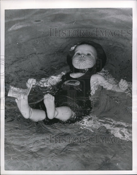1952 Press Photo London England Carolyn Keen 15 months floats in a pool